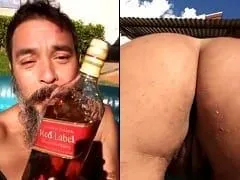 “Un homme barbu fait des vagues au bord de la piscine, montrant son Noël rempli de whisky et de chattes.