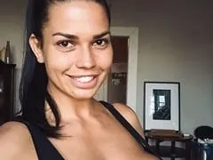 Ramona Riva Brunette Latine Chaude a enregistré une vidéo suçant et baisant un gars qu’elle a rencontré sur Tinder.