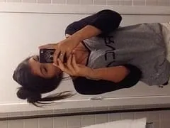 La petite nymphette sexy de Renata s’excite les fesses et enregistre une vidéo amateur.