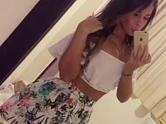 La merveilleuse blonde Yasmim Soares suce la bite de son client et l’enregistre Amateur Porn