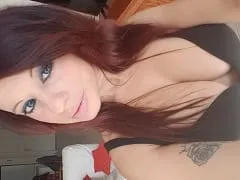 L’amatrice sexy a enduit sa bite de salive lorsqu’elle s’est jetée sur lui et il a fini par éjaculer sur elle