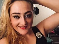Trop sucé la bite de son petit ami avec une pression qui l’a rendu follement excité pendant qu’elle faisait une vidéo porno maison.