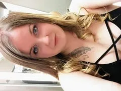 Sucé la bite de son petit ami avec enthousiasme et a fini par recevoir une belle éjaculation dans sa petite bouche de salope.