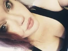 Nymphet donne à son petit ami une pipe humide et le chanceux lui fait bouffer sa chatte pendant qu’il filme l’oral.