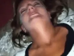 Un homme ayant des relations sexuelles extrêmes avec une couronne très chaude et coquine qui aime baiser.