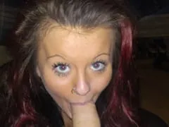 La délicieuse rousse a fait une fellation sensationnelle à son petit ami et il a fait une vidéo porno.