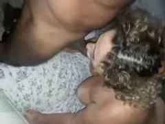 La jolie femme couronnée d’Erica a sucé la bite de son amant et son cocu a enregistré une vidéo de cet adultère.