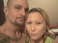 Femme coquine, fait une superbe fellation à son partenaire jusqu’à ce qu’il jouisse dans sa bouche, tout en enregistrant une vidéo de sexe oral.
