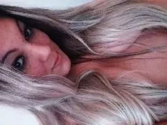 La délicieuse spécialiste de la fellation, suce la bite de son client et le laisse filmer la fellation.