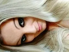 La délicieuse blonde Gaby, qui est une prostituée du sexe oral, a enregistré une vidéo dans laquelle elle suce son client et avale son sperme.