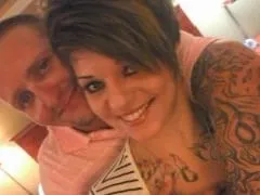 Hanna, délicieuse femme aux cheveux courts, a fait une fellation spectaculaire à son mari et l’a laissé filmer la première fellation à domicile.