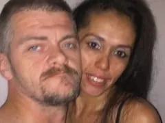 Hanna Une brune tatouée très coquine a payé une pipe à son partenaire sexuel et s’est ensuite mise sur son dos en filmant.