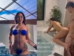 L’influenceur Tik Tok baise sur le bord du jacuzzi avec un ami riche