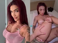 Une fille japonaise plantureuse de Pernambuco qui se donne à fond dans sa chatte et son cul