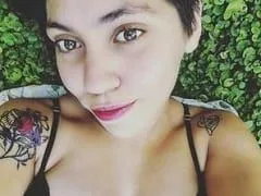 L’amatrice Mara, chaude et audacieuse, se fait sucer sur l’entrejambe de son amant et ce dernier enregistre un porno de trahison fait maison.