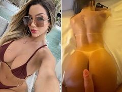 La délicieuse blonde donne son cul sur le ventre