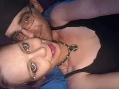 Coquine et aux yeux verts, fait une fellation humide à son partenaire et le laisse la filmer.