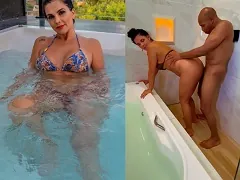 La muse de Gugu dans le jacuzzi et ancienne candidate de la Fazenda fait l’amour avec un homme noir dans le jacuzzi.