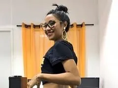 Brune brésilienne la plus sexy d’Internet, suce et gorge profondément la bite de son client