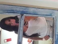 Mannequin brune et plantureuse montrant sa lingerie et se mettant à nu en se touchant dans une vidéo réalisée à la maison pour des clients