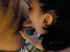 Délicieuse fille mariée qui suce son mâle au fond de la gorge avant de se mettre en boule dans ce sexe fait maison.