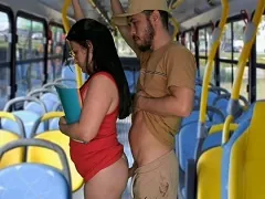 Sexe dans le bus, le chauffeur réalise son fétichisme en baisant une jeune étudiante coquine dans le bus