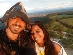 Et Christopher Young Liberal Couple ont enregistré une vidéo avec la brune chaude qui suce jusqu’à ce qu’elle reçoive une baise dans sa bouche.
