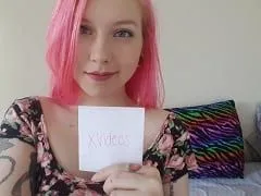 Nympho aux cheveux roses est allée dans les bois avec son petit ami et a sucé sa bite jusqu’à ce qu’elle la prenne dans sa bouche.