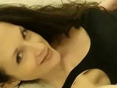 Brunette très coquine a sucé la pression et léché la bite de son partenaire avec de la salive pendant qu’il enregistrait une vidéo.