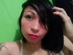 Brune maigre et audacieuse, suce son petit ami et s’envoie en l’air dans différentes positions pendant que celui-ci filme le sexe fait maison.