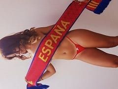 Coupe du monde 2018 : L’actrice porno indépendante Perla honore son pays et baise son partenaire de manière insensée en regardant le match de l’Espagne contre la Russie.