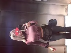 Débora, déesse de l’oralité de São Paulo, fait une fellation professionnelle au pervers qui ne peut retenir son excitation et verse du lait dans la bouche de la jolie fille.