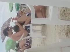 Real Amateur Flagra In Buzios – RJ Of The Naughty Girl Sucking Her Boyfriend’s Dick Without Any Shame In The Middle of The Crowded Beach (La fille coquine qui suce la bite de son petit ami sans aucune honte au milieu de la plage bondée)