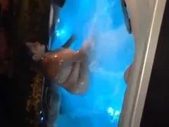 Une grosse fille folle sur la vague des balles se met à poil dans le jacuzzi lors d’une fête et devient folle en attrapant tout le monde – Amateur