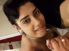 Fait une tête de pute et a rendu son petit ami fou de désir lors d’une fellation dans un motel