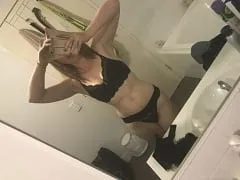 Julie Amadora Safadinha a sucé la bite de son mari avec un visage coquin et l’a laissé enregistrer une vidéo orale faite maison.