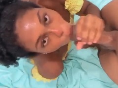 Jeune mulâtre suçant la bite de son ami et recevant du lait dans son visage