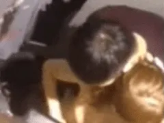 Une petite amie chaude et excitée fait l’amour en amateur dans la cabine d’essayage d’un magasin célèbre.