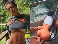 Jeune fille de Blumenau à quatre pattes sur le balcon de son appartement, observant la rue animée.