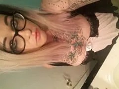 Paula Soares Amateur avec des lunettes très coquines a sucé la bite de son mari avec talent et a laissé son mari la filmer en détail.