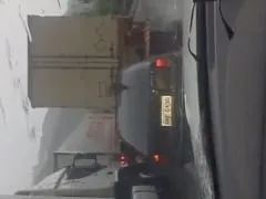 Coincé dans un embouteillage à São Paulo, ce garçon trouve le moyen de ne pas être stressé avec l’aide de sa blonde amie de travail.