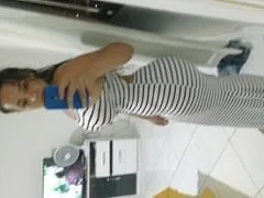 La femme sexy Bia, allongée le cul en l’air, dort et son mari la filme et lui passe la main – SP