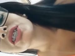 Une délicieuse femme bronzée portant un appareil dentaire se roule dans sa culotte et aguiche dans une vidéo de spectacle amateur – Amadora