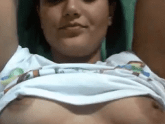 Employée de un magasin de mode de São Paulo, rend son fiancé fou sur sa webcam.