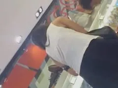 Une femme mariée en retard est allée faire du shopping avec son mari au centre commercial en jupe et sans culotte. Au moment de choisir une chaussure, elle l’a baissée en montrant sa chatte.
