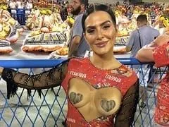 Actrice et muse d’une camarote au Marquês de Sapucaí, se fait prélever des seins uniquement avec de l’adhésif pour regarder le défilé en taquinant son corps sensuel.