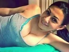 Amateur très chaude qui aime enregistrer des vidéos de transaction, baiser la bite de son petit ami et prendre des photos très provocantes.