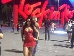 Est apparue au Rock in Rio avec une robe courte et nous avons fait une compilation de ses vidéos pour vous rappeler ce canon.