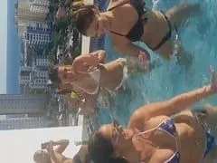 Des hommes d’affaires ont appelé plusieurs filles pour qu’elles profitent d’une piscine dans leur penthouse au bord de la plage et ont réalisé des vidéos amateurs d’elles dansant en bikini.