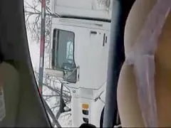 Un exhibitionniste met sa femme à quatre pattes dans une voiture en marche et montre ses fesses aux camionneurs qui passent.